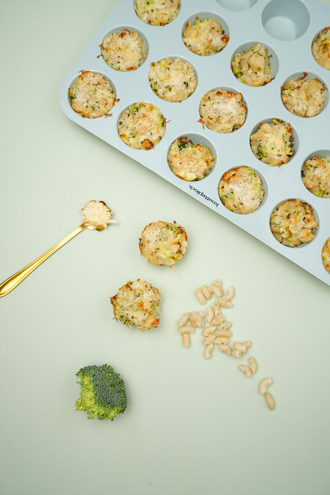 Mac and cheese-muffins med broccoli