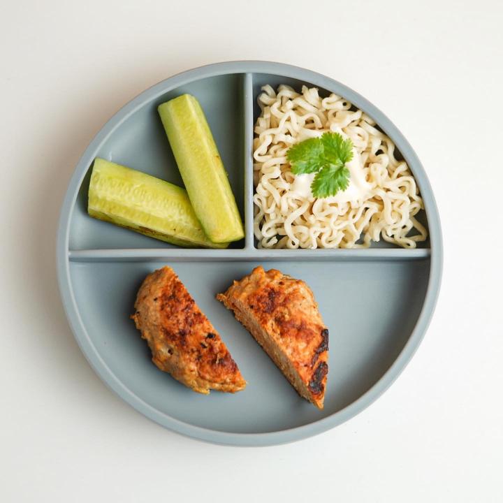 Asiatiska kycklingbiffar med gurksallad