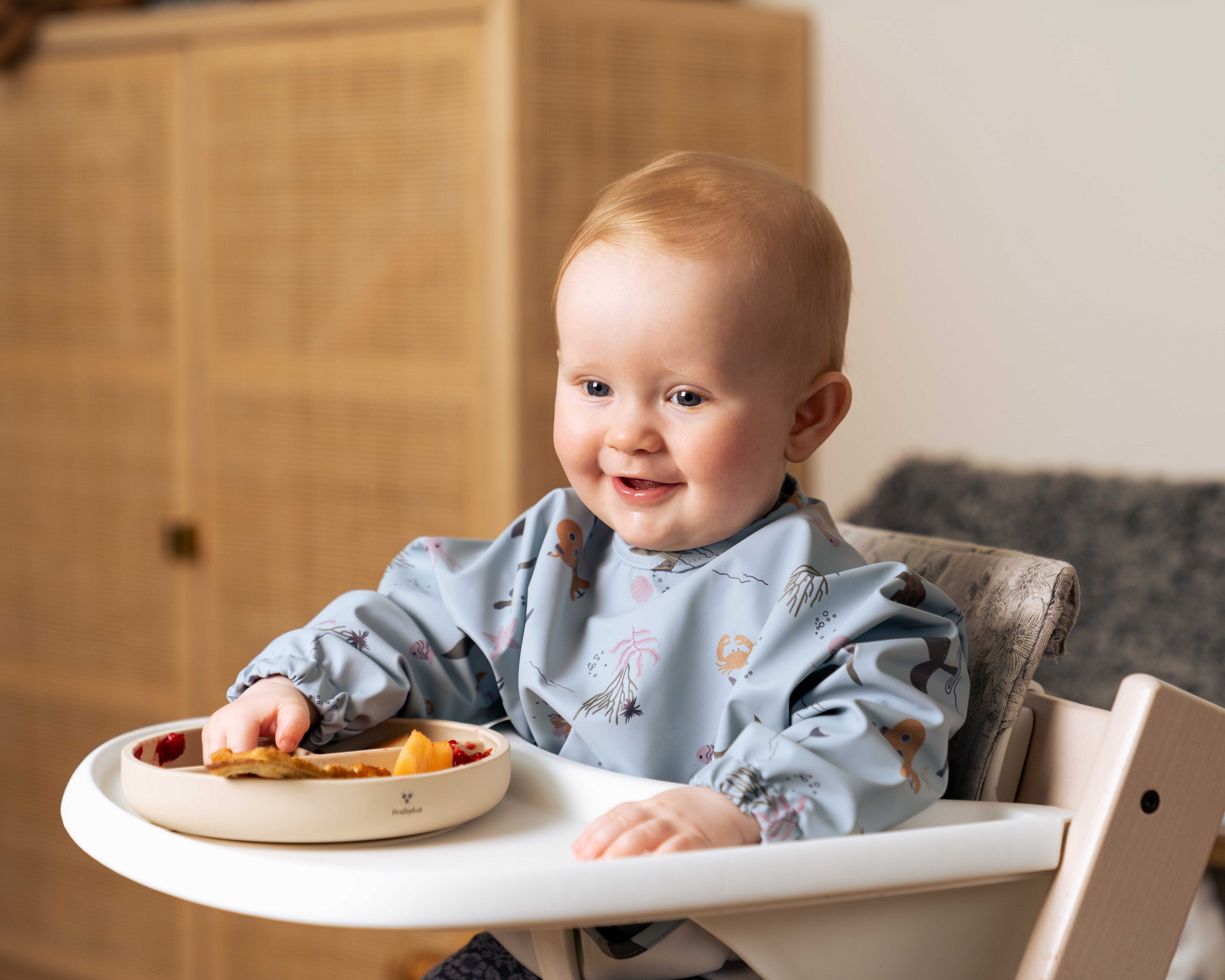 Barnmat serverad på barntallrik
