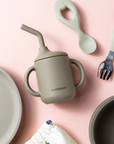 mugg_i_silikon_barn_dusty_green