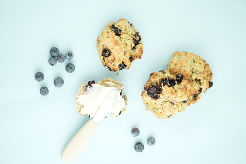 Scones med zucchini och blåbär