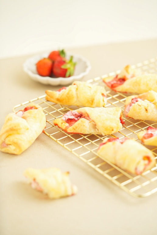 Öppna croissanter - med jordgubbar och färskost