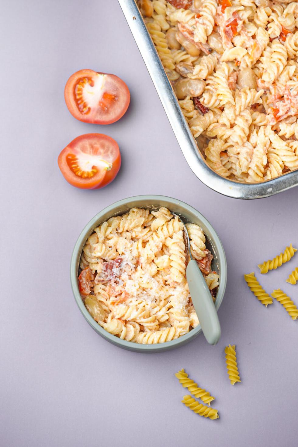Enkel pasta med tomat, färskost och bönor
