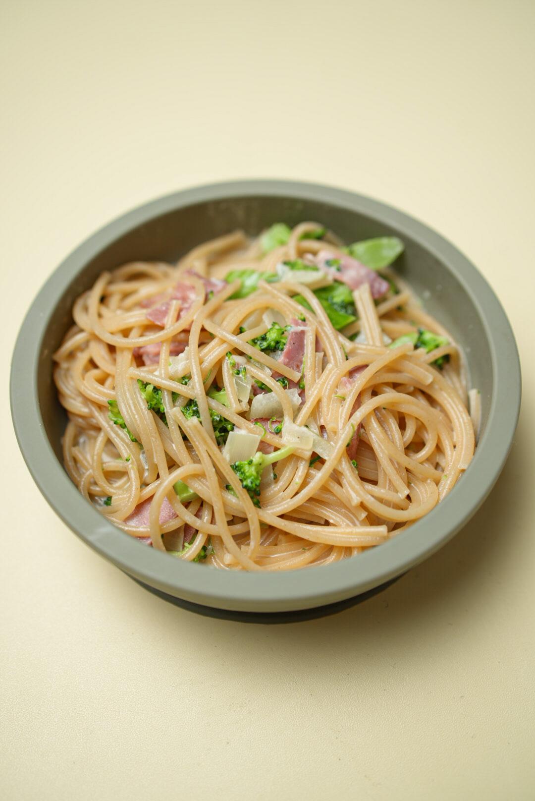 Krämig pasta med kalkonbacon och broccoli