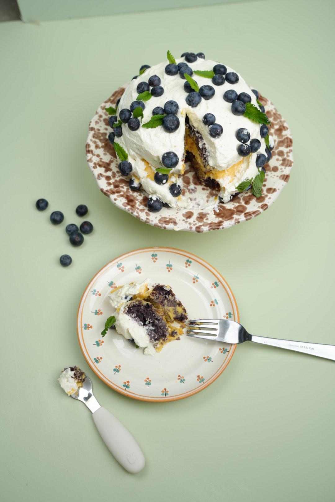 Blåbärstårta med aprikoskräm och vaniljfrosting