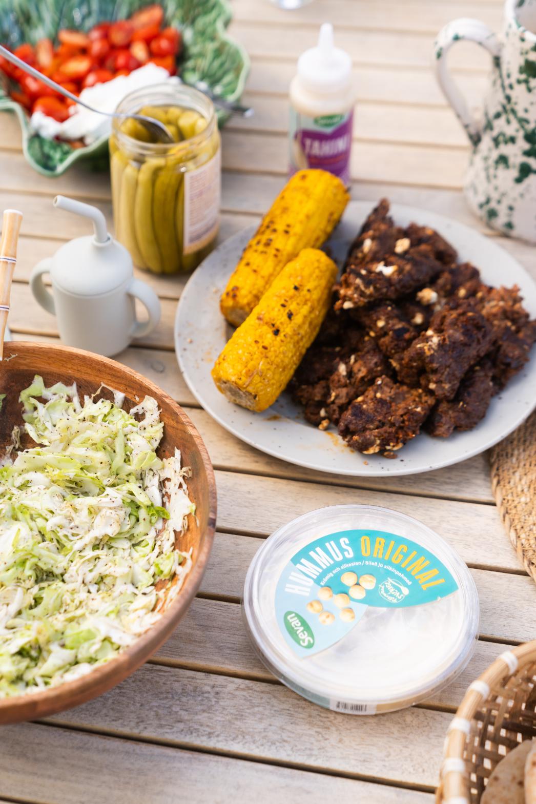 Grillade nötfärsspett i pitabröd med grönsaker och hummus