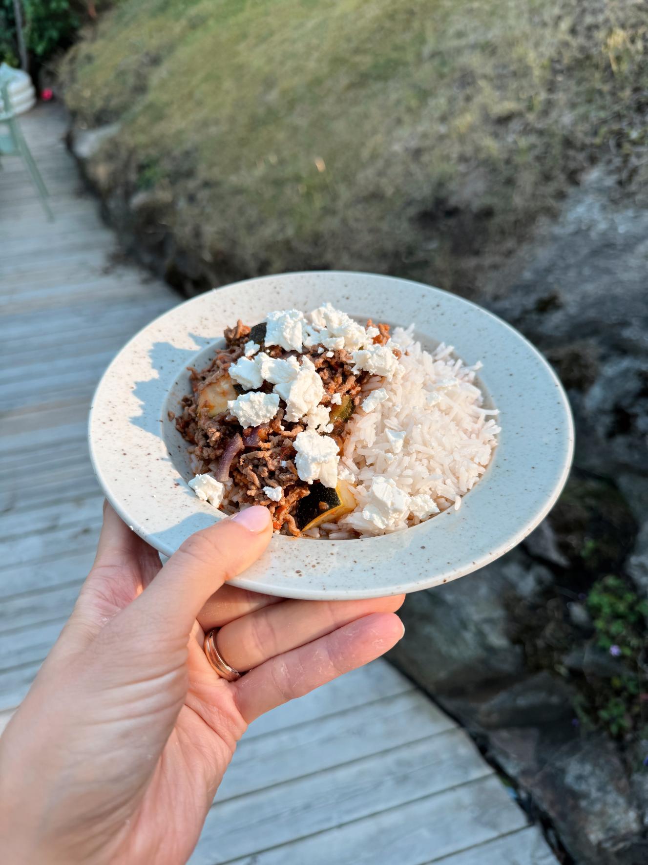 Grekisk nötfärssås