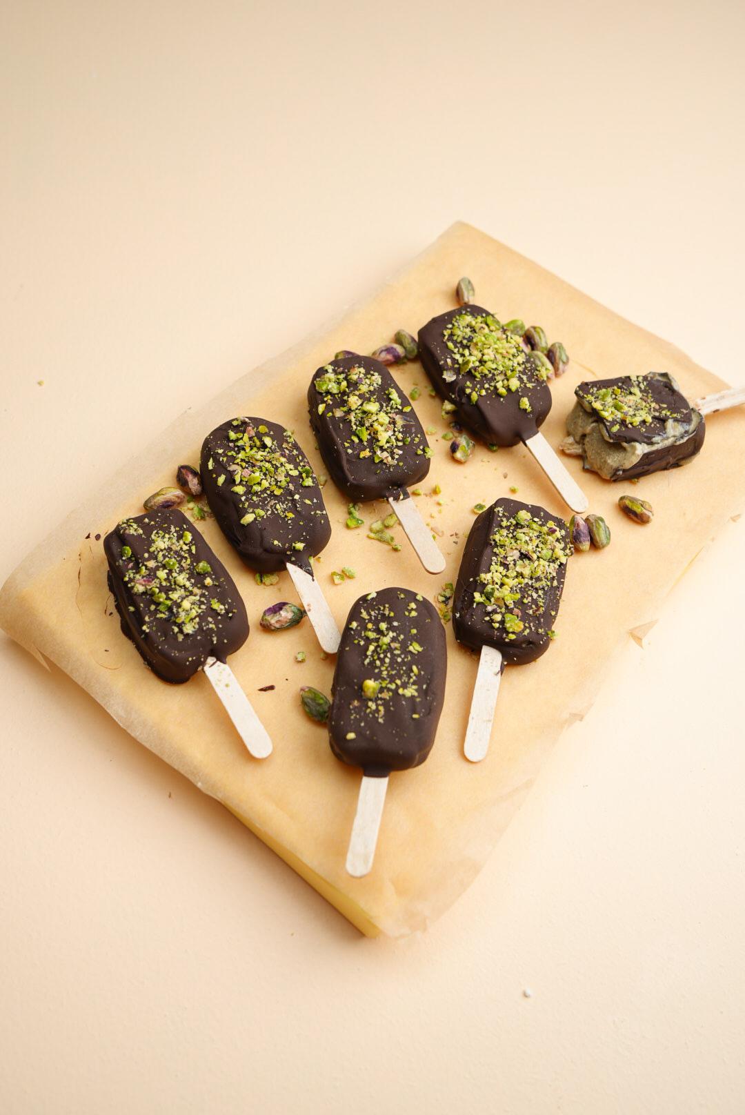 Pistageglass med mörk choklad