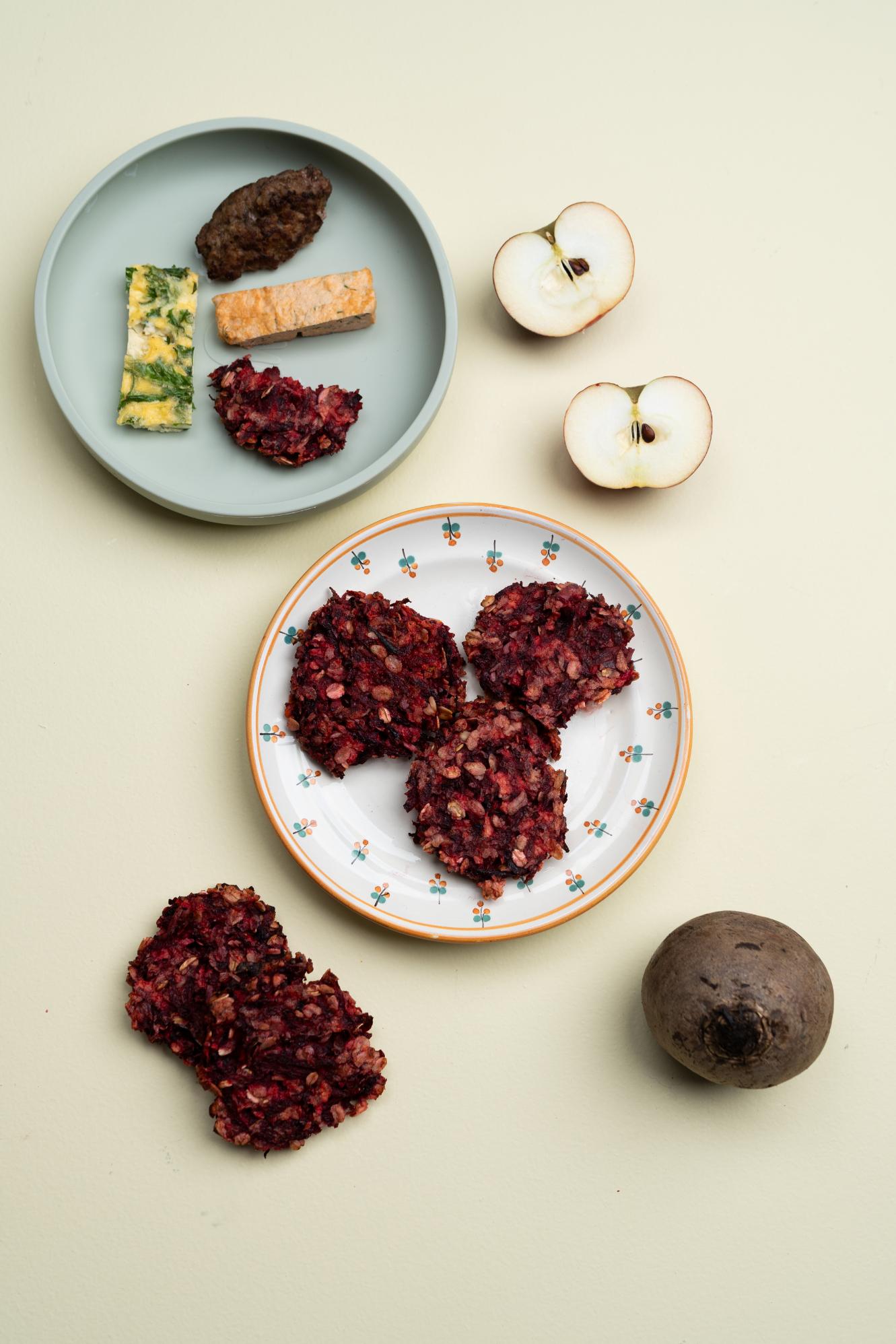 Rödbets-och äppelfritters