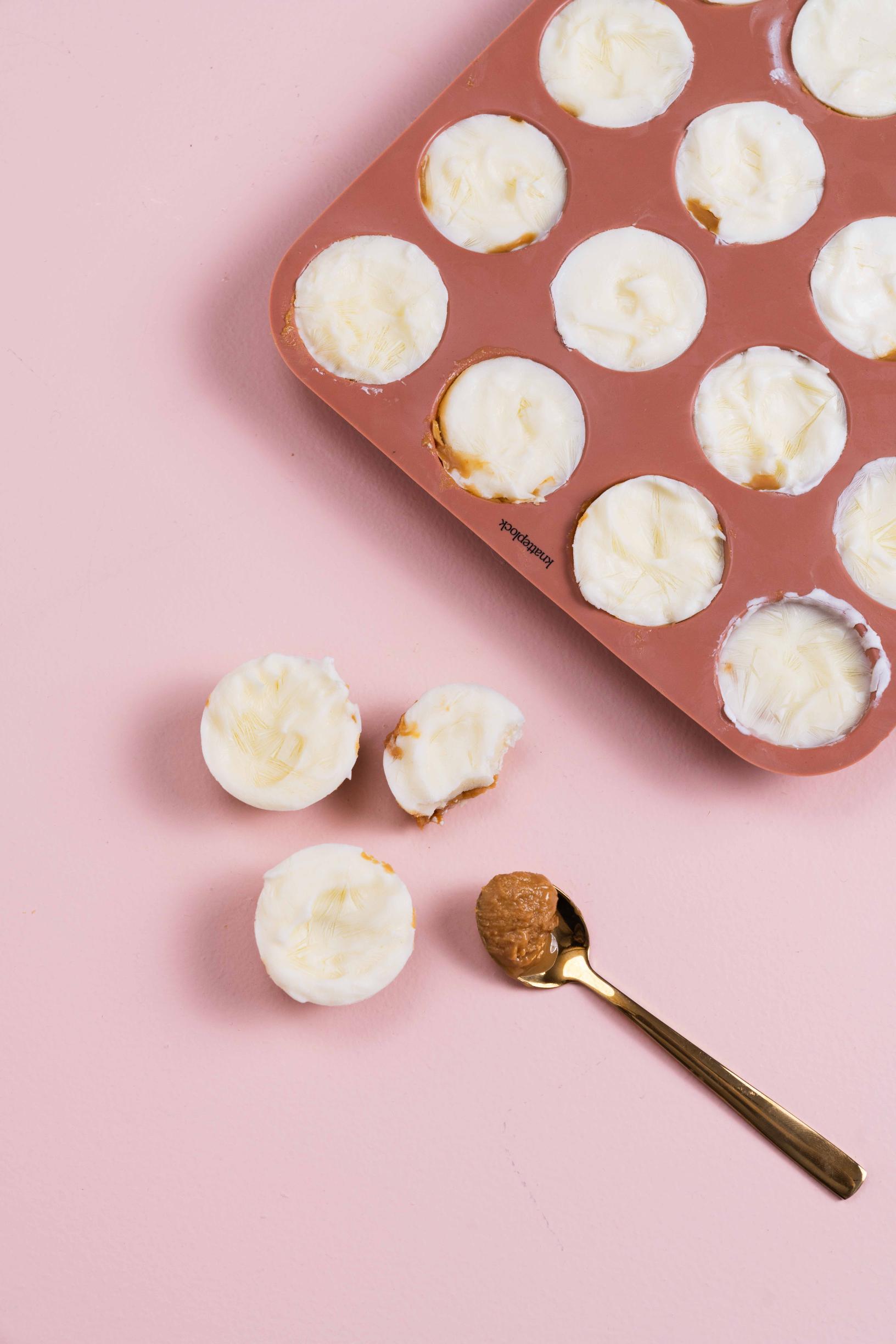 Snacksbitar med banan, jordnöt & yoghurt