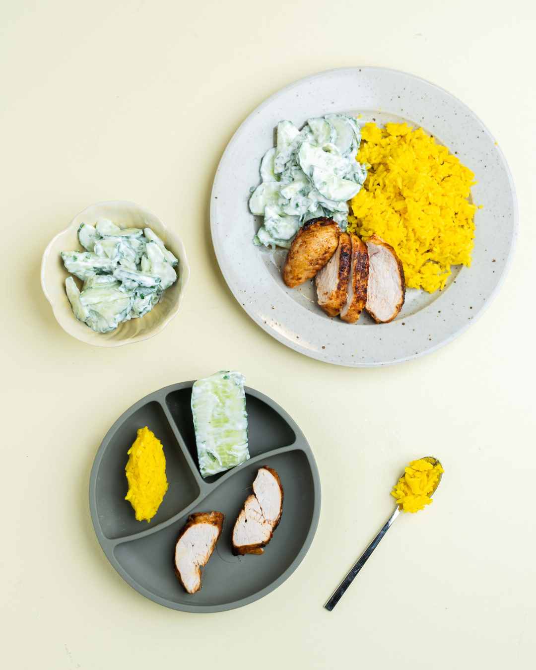 Saftig Kyckling med Gult ris & gurksallad