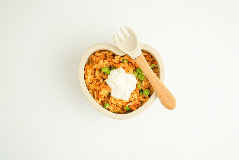 Stekt ris med ärtor och limeyoghurt