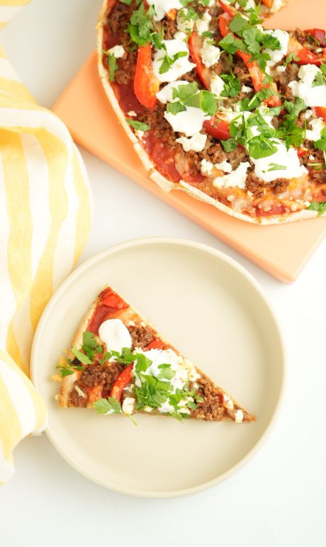 Libapizza med köttfärs och vitlökssås