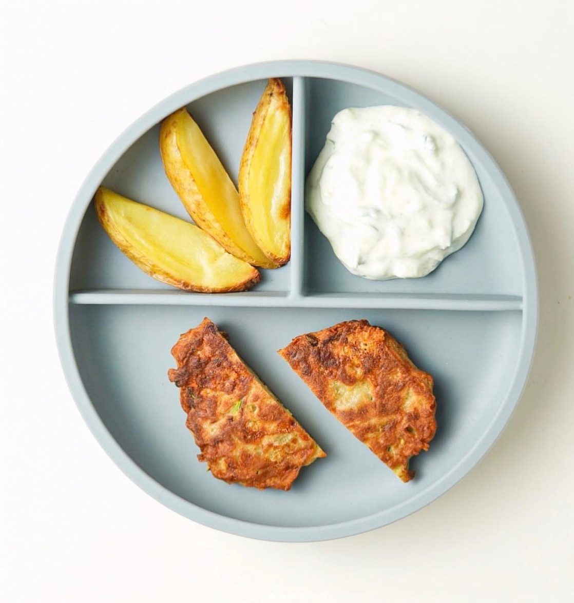 Zucchinifritters med tzatziki & ugnsstekt potatis 