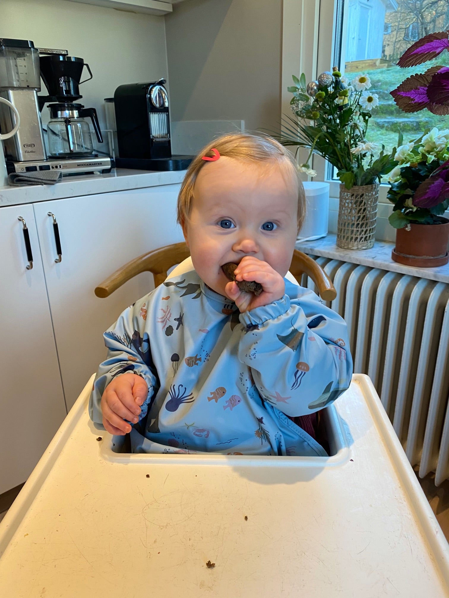 Är det farligt när en bebis biter av en stor matbit?