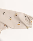 Haklapp med ärm & vattenavvisande ficka - Wildflower blossom Knatteplock