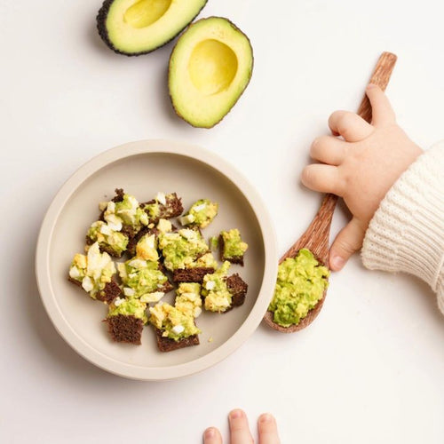 smörgås med avokado- och äggröra