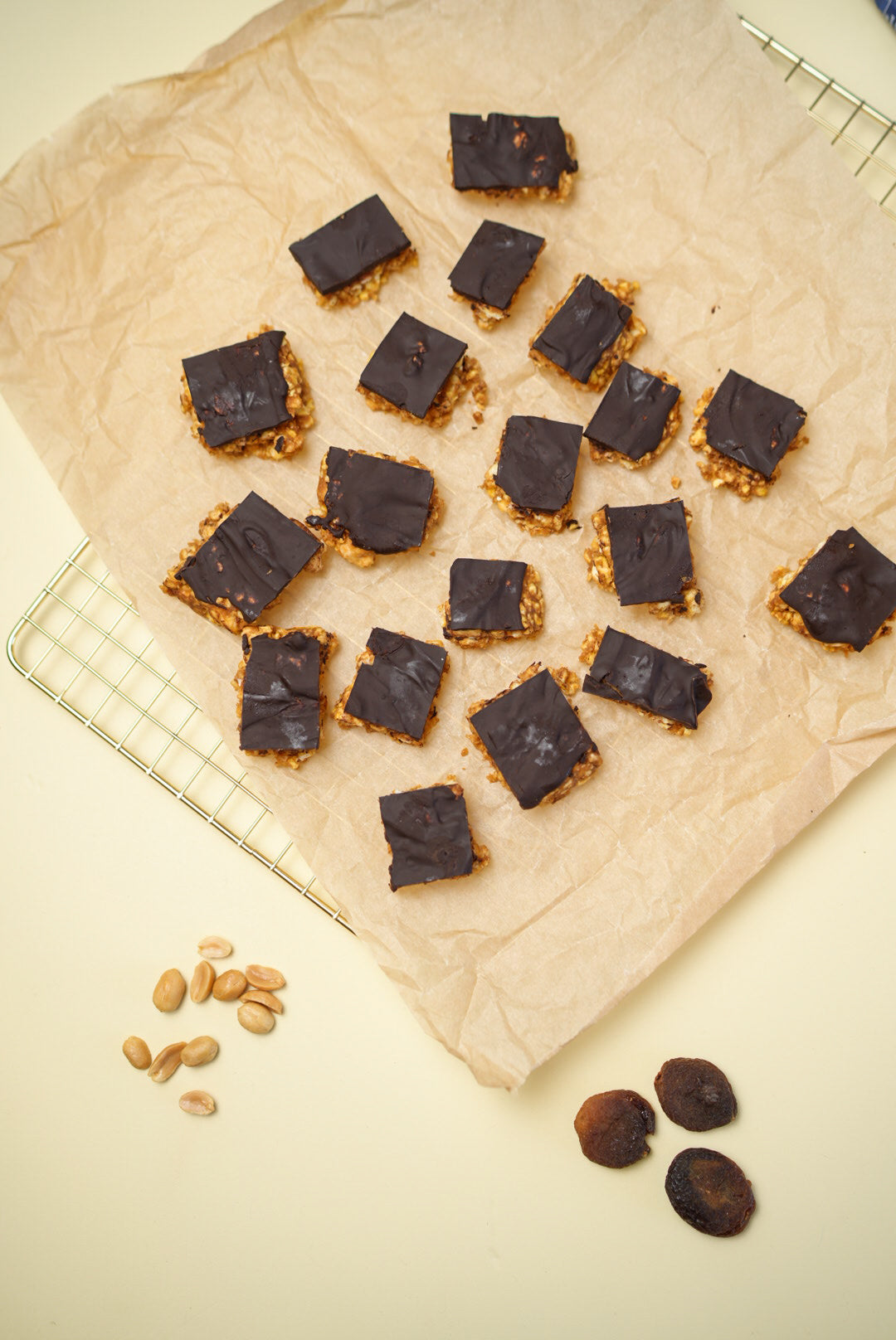 Majssnacksbitar med choklad och jordnöt