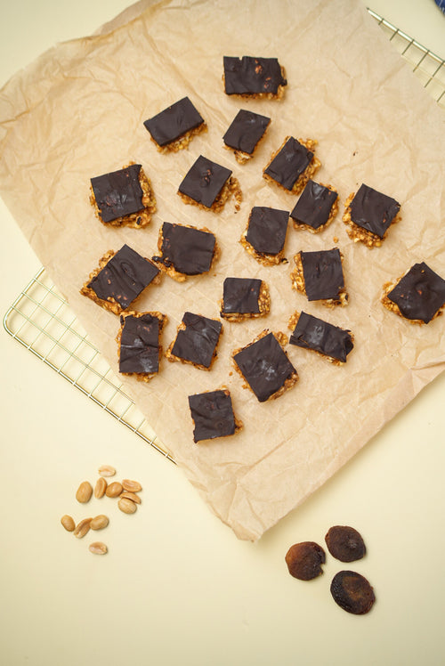 Majssnacksbitar med choklad och jordnöt