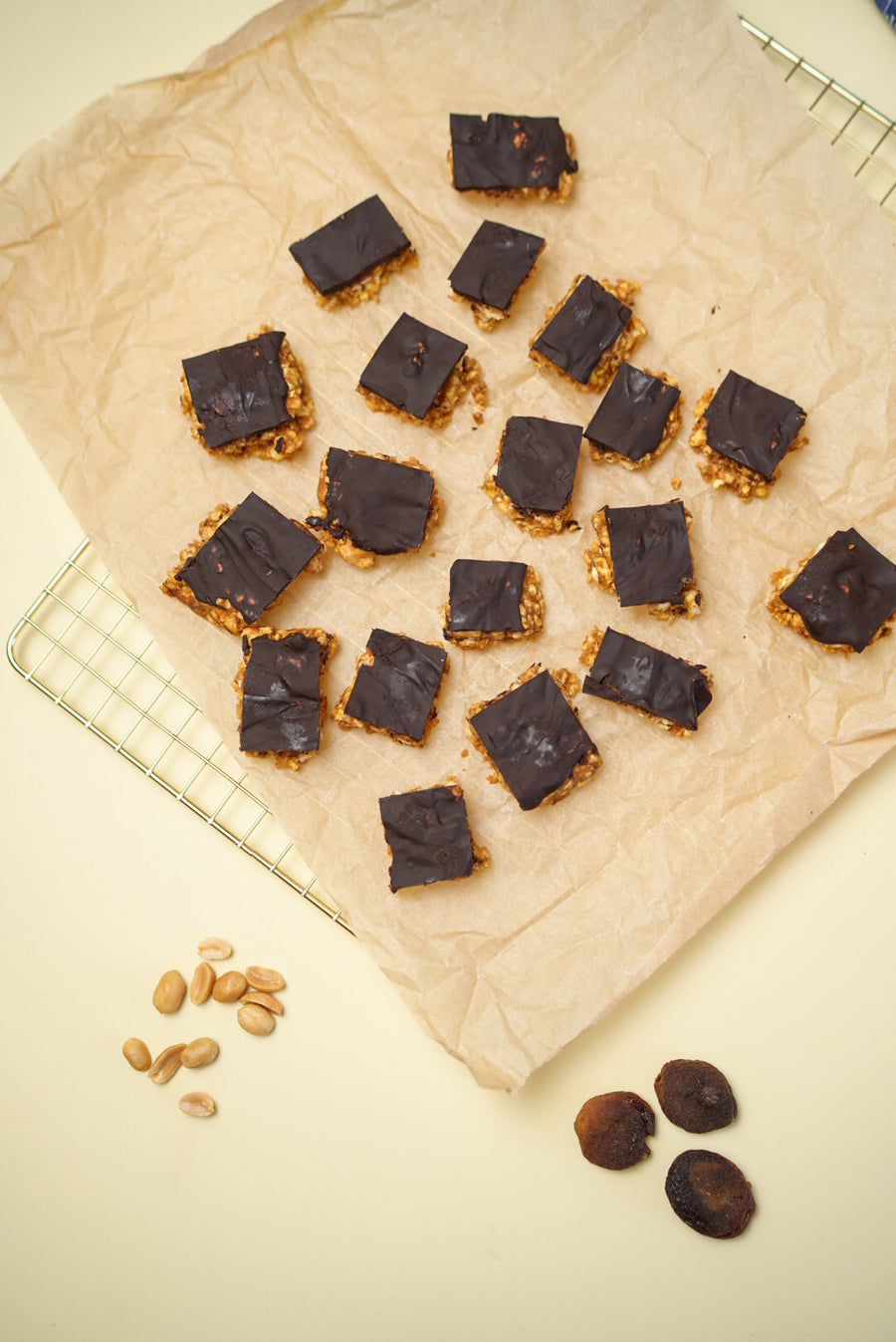 Majssnacksbitar med choklad och jordnöt