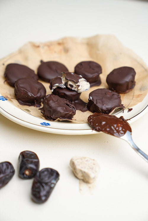 Glassiga karamellbitar med chokladöverdrag