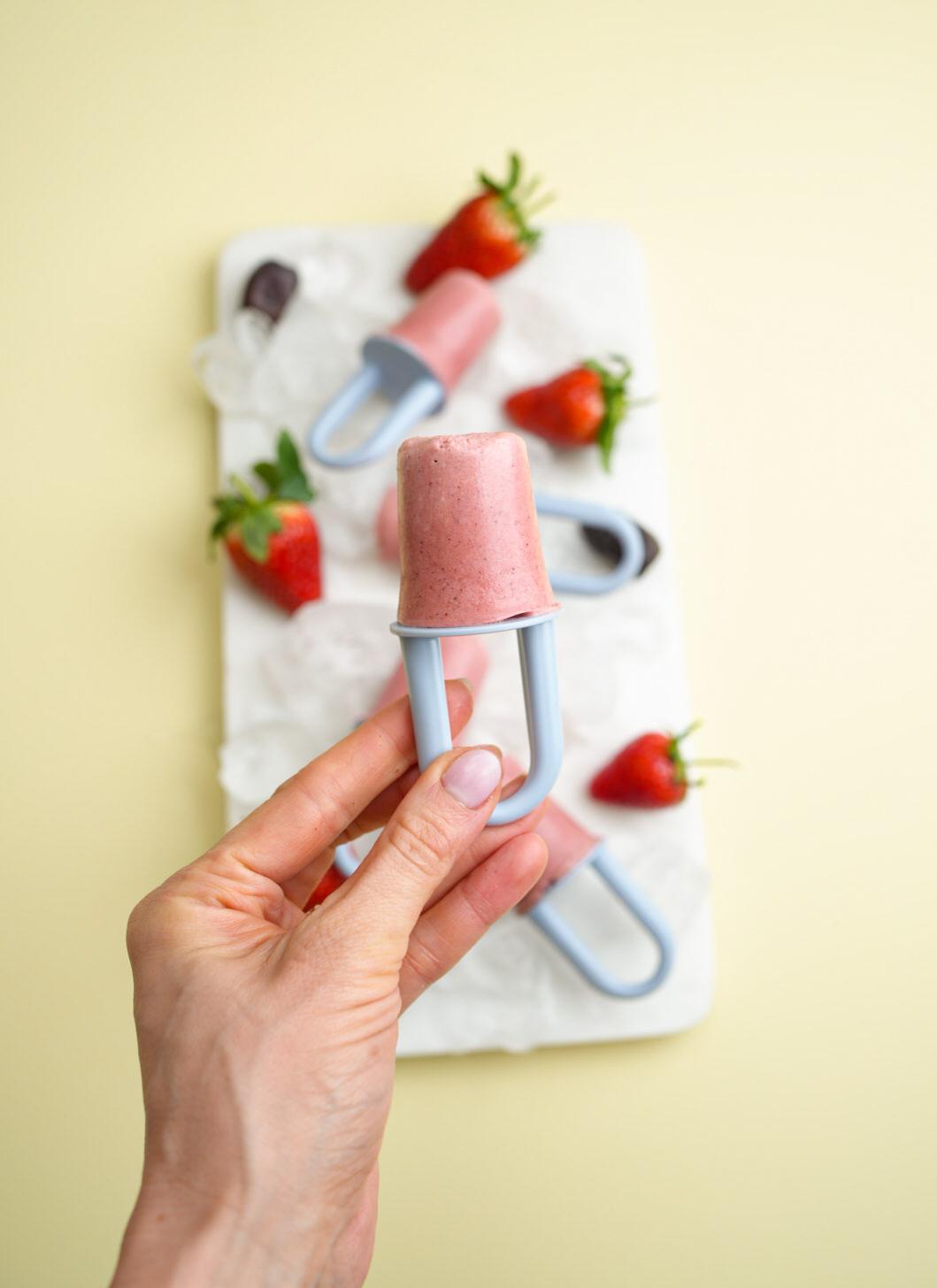 Enkel och krämig jordgubbsyoghurtglass