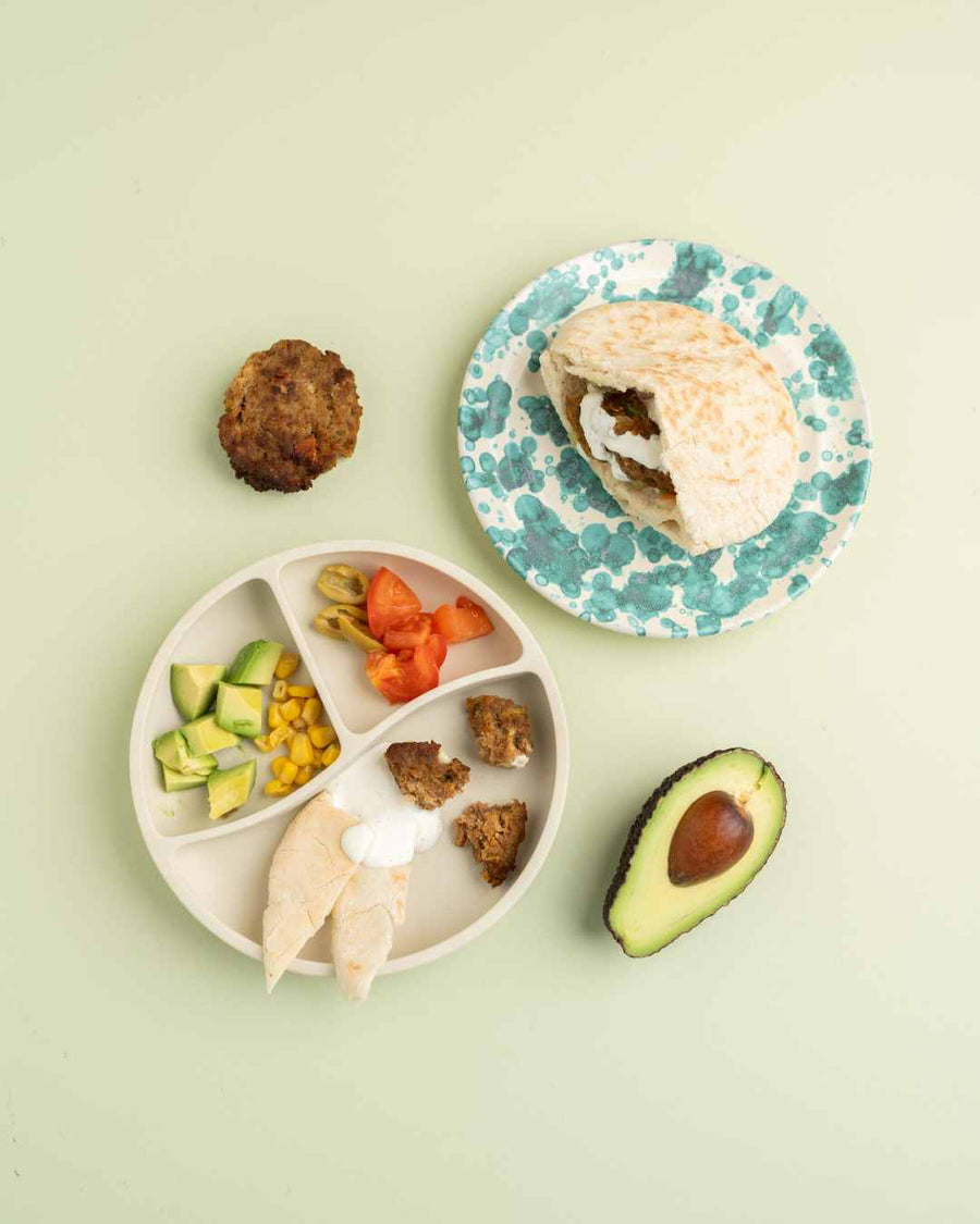 Fetaostbiffar i pita-bröd och grönsaker