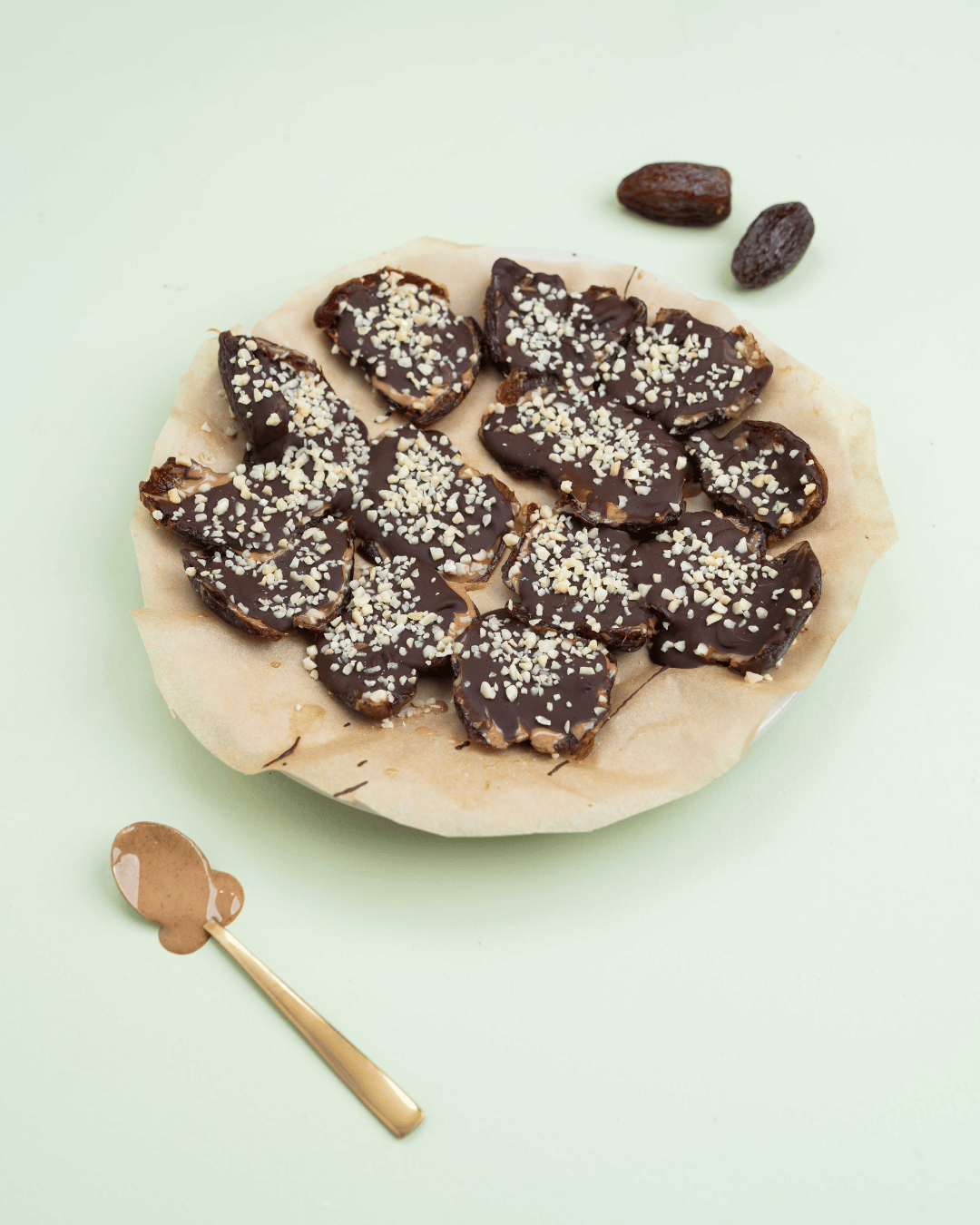Dadelbitar med nötter och choklad