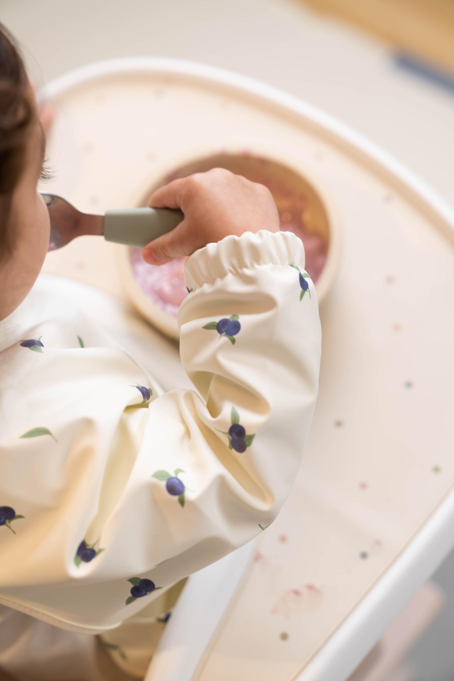 Bib with sleeve &amp; water-repellent pocket - Blueberry forest