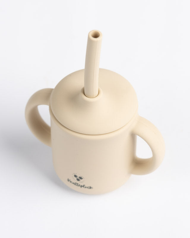 mugg med sugrör sand